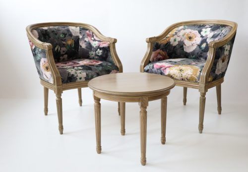 stolik do kawy z krzesłami w stylu klasycznym
