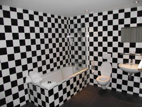 12 błędów w aranżacji łazienki, za dużo wzoru w łazience